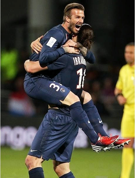 贝克汉姆拥抱巴黎圣日尔曼球队的队友，不久前他已经宣布退休。