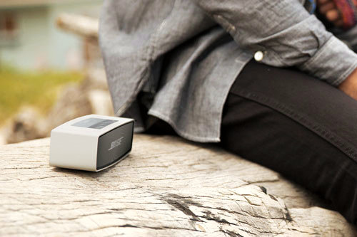 SoundLink® Mini蓝牙®扬声器是Bose® SoundLink®系列产品全新且最小的成员，它的尺寸只有手掌般大小，能够通过蓝牙无线与智能终端连接，无论在家、在海边或是旅行途中，它都是您与朋友分享澎湃精彩音色的最佳伴侣。尺寸为5.1cm高X18cm宽X5.8cm长，重量仅为670克，比普通平板电脑都要轻，铝制的外壳结实有质感亦可防刮痕和指纹，优雅的平滑设计适合放在任何的背包里。