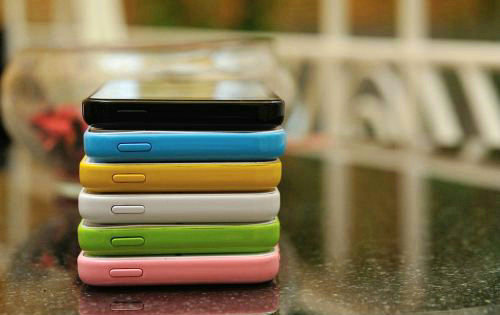 苹果今年该走上了一条突破传统的道路，就连一直以来都只有黑白两色的iPhone也开始换装彩色外衣，尽管iPod Touch 5的多彩设计已经让我们心里有了预感，但当彩色iPhone就这样出现的时候，我们还是有点猝不及防。iPhone 5C是苹果在iPhone手机上的中低端市场竞争者，目标在于全面取代现款iPhone 5的市场份额。在设计上采用了工程塑料背盖，并具有蓝、粉、黄、绿、白、黑六种(甚至更多)颜色，足够让你的iPhone多彩起来。 