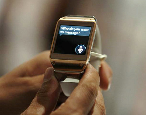 在IFA上，最耀眼的是三星带来的“狙杀苹果”的智能手表——Galaxy Gear。这款智能手表配有一块1.63英寸Super AMOLED显示屏，分辨率为320*320，手表表面采用了金属拉丝处理，并将四颗螺丝裸露出来，整体感觉非常硬朗。在使用Galaxy Gear时，你可以通过蓝牙将它与手机或平板等设备连接，每当你的手机或平板接收到信息、邮件以及其他通知时，Galaxy Gear便会提醒用户，此时你可以直接从Galaxy Gear上直接进行浏览，而当你想用Note 3继续阅读时，Smart Replay功能便能迅速将手机与手表的内容进行同步。此外，Galaxy Gear还支持拍照功能，在腕部设置有一颗摄像头，用户只需扭动手腕即可完成拍摄。