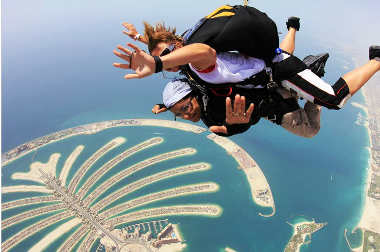 跳伞：世界地图形状的岛屿、全球最高的建筑、形如巨大的枝形吊灯的奢侈酒店——迪拜的轮廓线因惊人的美而闻名世界。对于有些人来说，体验这些21世纪的地标建筑的最好方法就是跳下飞机，以惊人的速度垂直降落在它们面前。跳伞者们从迪拜马里纳起飞，带上一位指导，在朱美拉棕榈岛上方跳下飞机，体验一次瞬间完全自由的肾上腺素狂飙。降落伞不仅让人们放松身心，还在你缓缓飘落到目的地棕榈降落区的时候，展开如画的风景。 