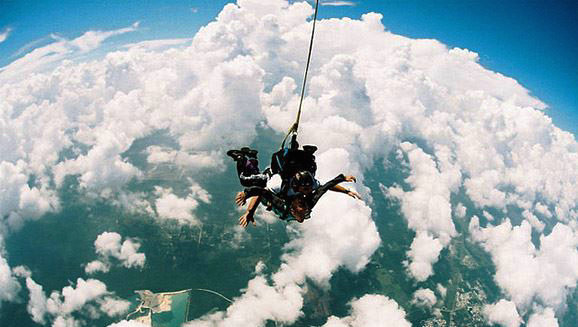 跳伞是全球比较普遍的一项运动。说它很危险是因为要从地面2000英尺以上的高空中跳跃并不是很容易的，并且随时都会有危险发生。降落伞很可能会被卡住或者一个敏感的人会在空中晕厥也可能有的人会窒息。