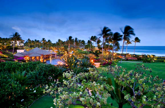 豪华的君悦度假村及水疗中心（Grand Hyatt Kauai Resort&Spa）位于考艾岛，有着休闲而优雅的格调，这里非常舒适的夏威夷风格房间堪称经典，并且提供有各种现代的豪华享受。这家酒店楼层不高，临海滩而建，其内有茂盛而美丽的夏威夷花园、多层的水景和全天候开放的泳池。