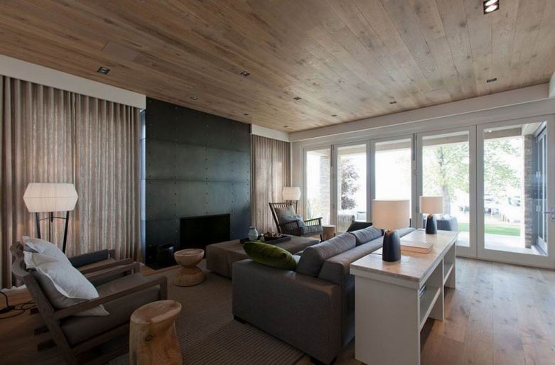 天然法国橡木天花板和地板之间有个很好的呼应，“我们对家具的要求是实现简单的豪华舒适，而那种感觉，是由策划和设计感带来的。”设计师如此说。度假屋应该用简单和原始的本性，使得人们乐意留在这里。