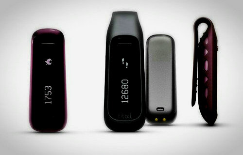 Fitbit One是Fitbit出品的另一款智能运动监测设备，与腕带式设计不同，Fitbit One被设计成为一款可以别在衣服上的小巧设备。Fitbit One内置显示屏，因此不需要太过依赖手机查看运动数据，同时Fitbit One也支持睡眠监测，内置的高度传感器还能让它被用于登高或攀爬时的运动监测。 