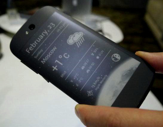 YotaPhone Android手机拥有两个屏幕 :该电子墨水显示屏使得YotaPhone背部可以拥有额外功能，为智能手机传统的应用、游戏和YouTube体验带来补充。该屏幕能耗较低，能够不耗任何电量持续显示静态内容。