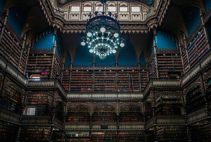 巴西国家图书馆位于巴西首都里约热内卢，原名“皇家葡文图书馆”（Real Gabinete Portugues De Leitura），由著名建筑师Rafael da Silva e Castro设计，兴建于1880 至1887年。它是葡萄牙海外最大的葡文图书馆，内有葡文书籍35万册。除了大量珍贵的葡文藏书外，巴西国家图书馆以其新曼努埃尔式建筑风格著名，工艺繁复的雕花大门，延伸至天花的巨型书架，典雅的楼梯，以及通透的彩色玻璃天顶，置身其中，让人仿佛回到数百年前的文艺复兴时期。