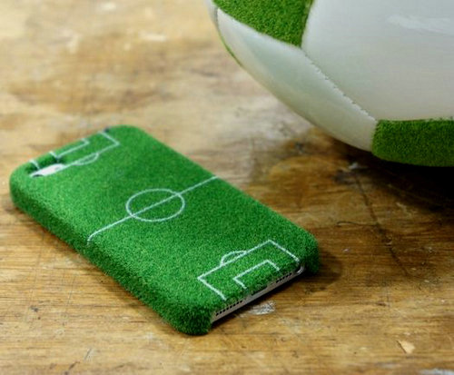 巴西之旅——Trip do Brasil：世界杯元素的iPhone外壳，不仅有足球和球星，还有绿油油的足球场地。这片长在手机上的绿荫，带我们畅游希冀中的巴西。