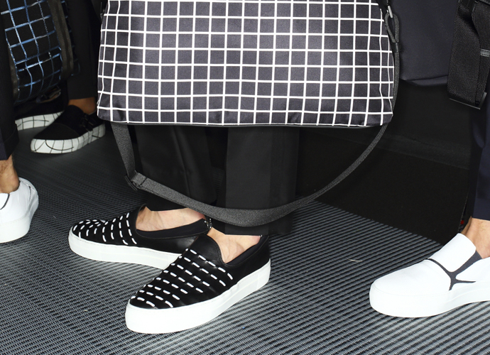 黑白两色的经典搭配，再加上几何图案的视觉混搭，相信是许多男士必须拥有的鞋子。