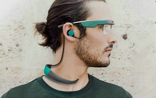 见过谷歌眼镜长什么样，见过联想眼镜么?联想与美国智能眼镜Vuzix公司合作的智能眼镜，目前有传闻称将在本月面世。联想眼镜分为B1和C1两款，其中Lenovo B1就是Vuzix M100，能够左右佩戴，拆卸方便，具有语音和手势识别功能，配有一颗500万像素的摄像头，内置12GB ROM，能够与联想云存储同步。Lenovo C1采用了镜架夹持式设计，同样适合近视人群佩戴，硬件参数基本和Lenovo B1一致。预计Lenovo B1和C1的售价，应该面向大众，会比谷歌眼镜低许多。
