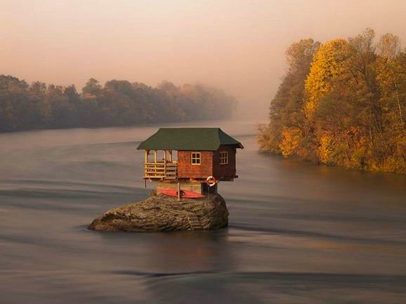 这间湖中小屋第一次被发现的时候是在1968年，一群年轻的泳客发现这间仅有单人房的屋子，虽然它无法被称做一间完美的家，不过对在这座湖里玩耍的游客来说，是一个很棒的休憩场所。