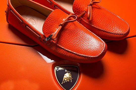 　兰博基尼五十周年的庆典活动进行的如火如荼，一家名为Car Shoe的休闲皮鞋品牌也带来了主题设计鞋品为之助兴。更巧的是，这家鞋类品牌也时值50周年生日，它们合作的作品自然能起到一石二鸟的作用。