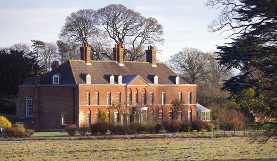 不同往年，今年他们打算在自己的别墅里度过。这栋名为“Anmer Hall”的别墅，位于诺克福郡的桑德林汉姆庄园(Sandringham)内，是英国女王赠送给威廉夫妇的，后来凯特王妃花了150万英镑装修新豪宅，距离英国女王的别墅只有3公里左右。平安夜和圣诞节当天，威廉夫妇将与英国女王一起度过，其余时间都需要在公众场合出面。