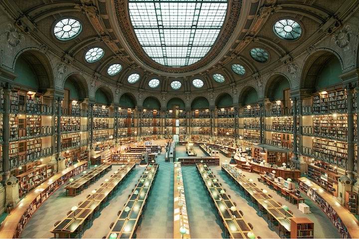 法国国家图书馆 前身是查理五世所建立的国王图书馆，后来几经变更之后成为法兰西共和国的国家图书馆。它目前拥有数个馆址，最主要的是位于巴黎十三区的密特朗馆址。馆藏文献约三千多万册，是四十八个参与欧洲图书馆计划的国家图书馆之一。
