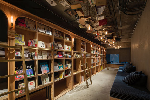 东京的Book and Bed，名称改自原本的B&B（Bed & Breakfast），现变身成结合“书店/ 酒店”的概念。由建筑师谷尻诚和吉田爱率领的Suppose Design Office 设计，位于东京JR 池袋西口。与其说是一家旅馆，倒不如形容为一家有床位的24小时营业书店更来得贴切。